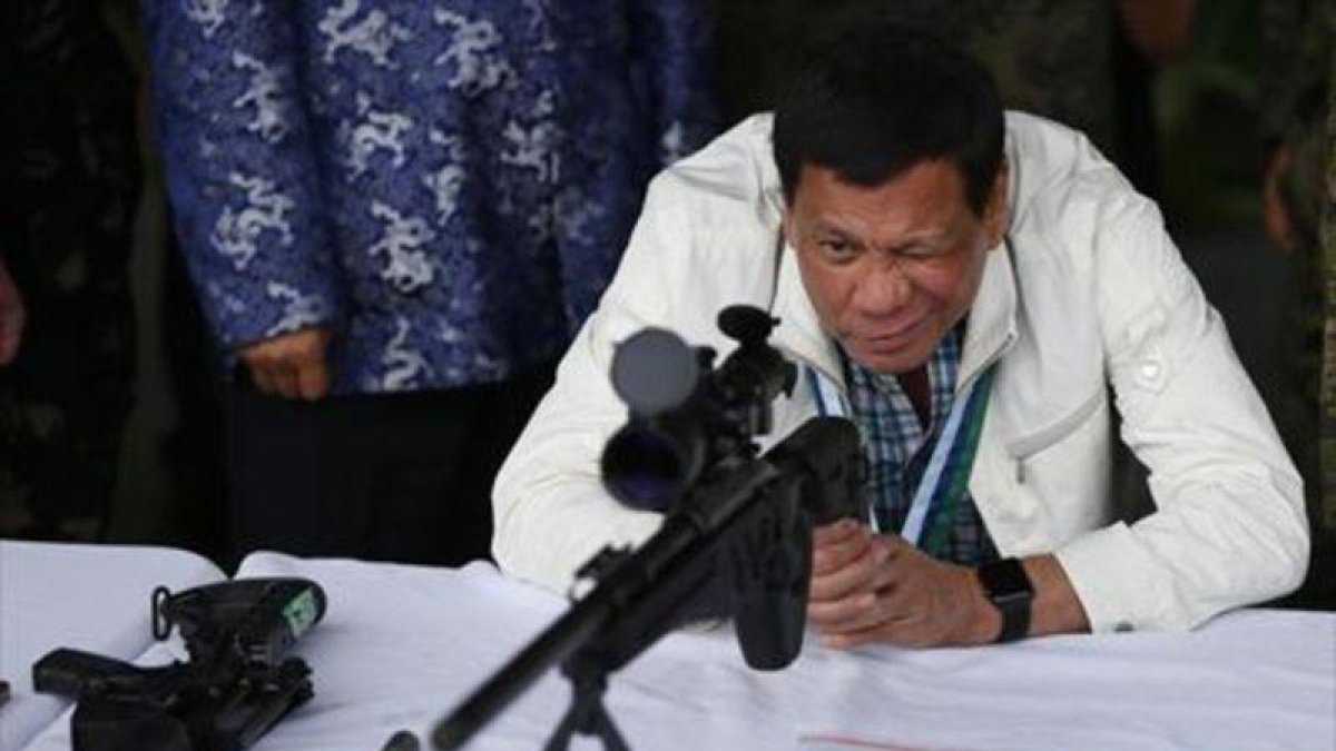 El presidente Rodrigo Duterte prueba un fusil chino.-AP / BULLIT MARQUEZ