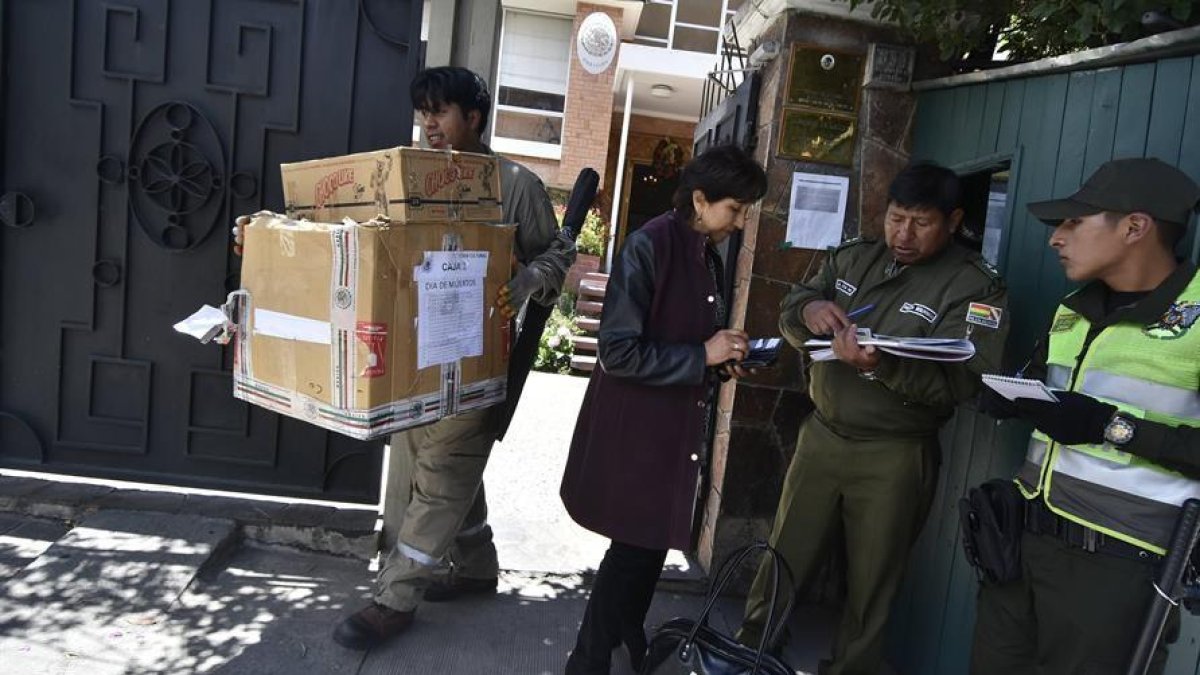 Miembros de la policía boliviana, en el acceso de la embajada de México, el lunes en La Paz.-EFE