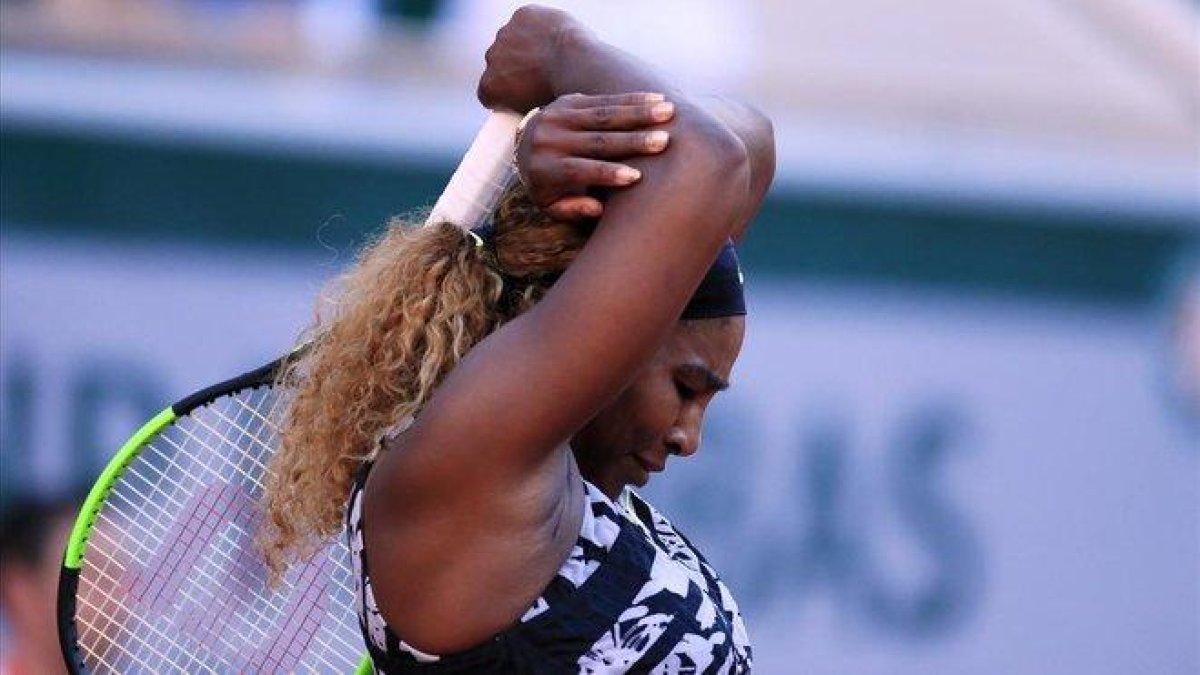 Serena Williams, tras perder un punto contra Sofia Kenin.-REUTERS / GONZALO FUENTES