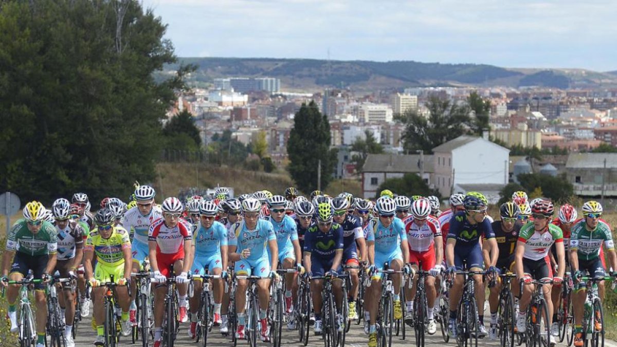 Imagen del pelotón de la Vuelta a Burgos en el inicio de una jornada que partió de la capital.-RICARDO ORDÓÑEZ