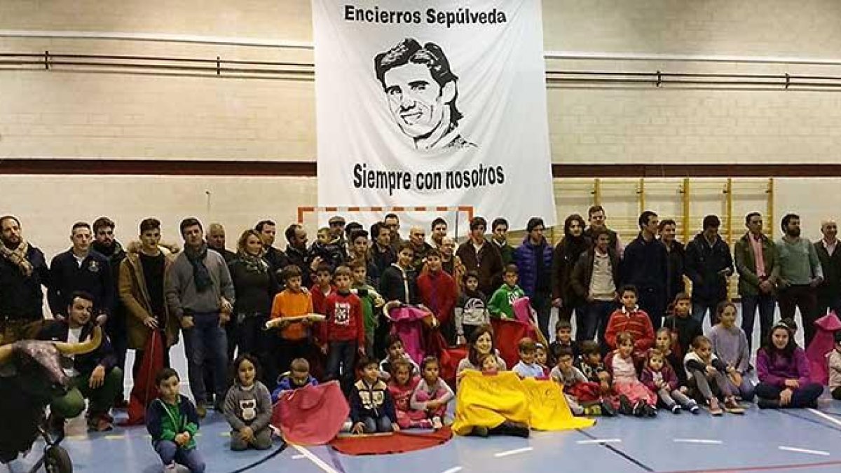 Foto de familia de los participantes en el partido solidario.-ECB