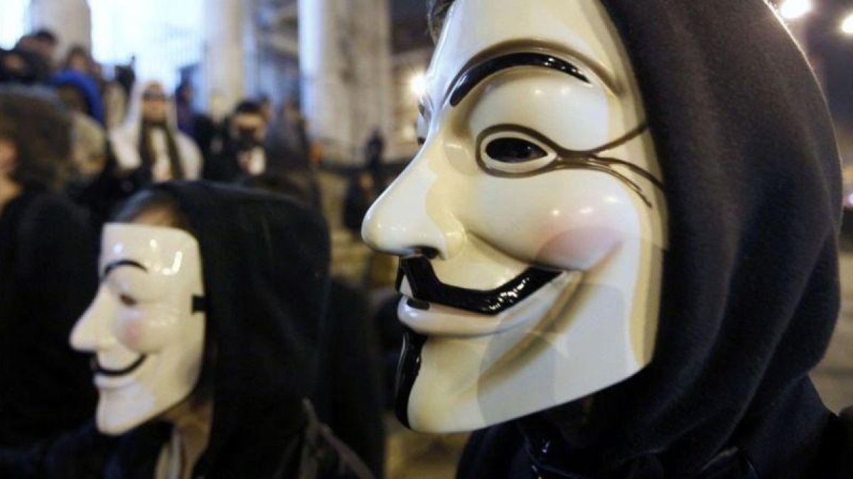 Manifestantes protestan en Bruselas con máscaras aludiendo a Anonymous.-REUTERS / YVES HERMAN