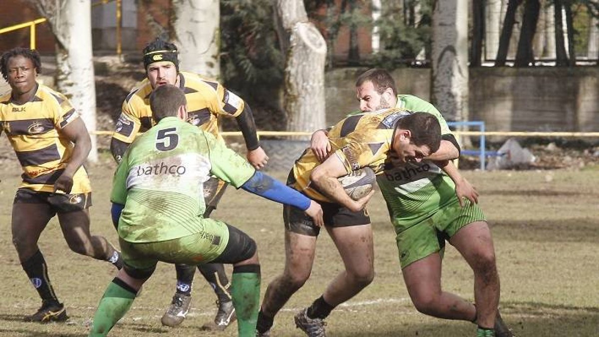 Pablo Sáinz protege el oval durante un partido.-SANTI OTERO