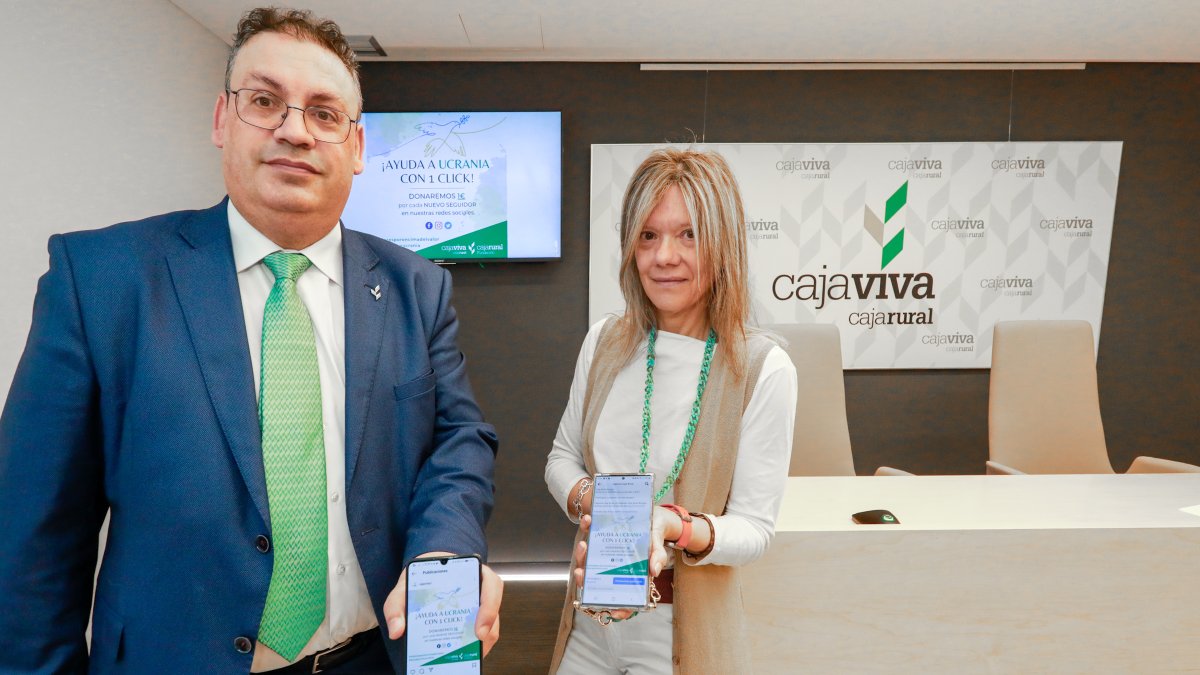 Germán Martínez y Mercedes Rodríguez presentan la campaña solidaria con Ucrania de Cajaviva y Fundación Caja Rural. TOMÁS ALONSO
