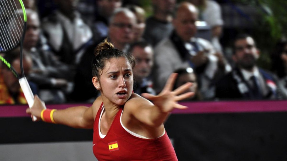 Sara Sorribes, este sábado, durante su partido frente a la francesa Pauline en la confrontación de repesca al Grupo Mundial de la Copa Federación que se disputa en Roanne-EFE