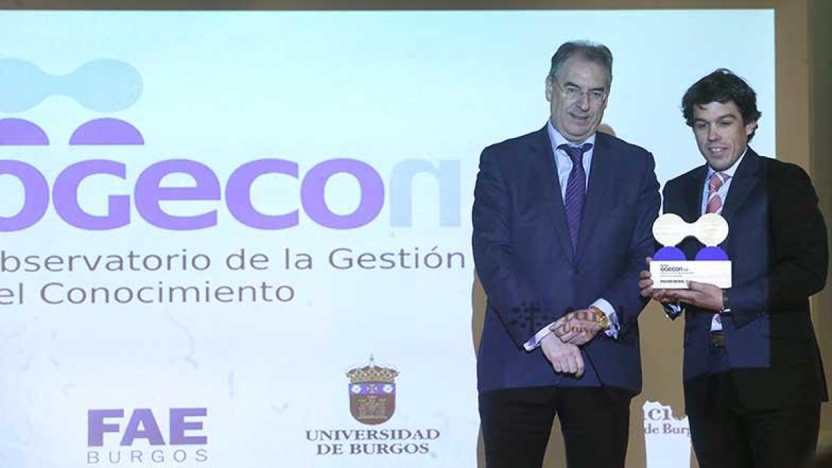 El gerente de la delegación de PrevenControl en Burgos, Pablo Montero, recibió ayer el Premio Ogecon 2019 en la sede de Ibercaja.-RAÚL G. OCHOA
