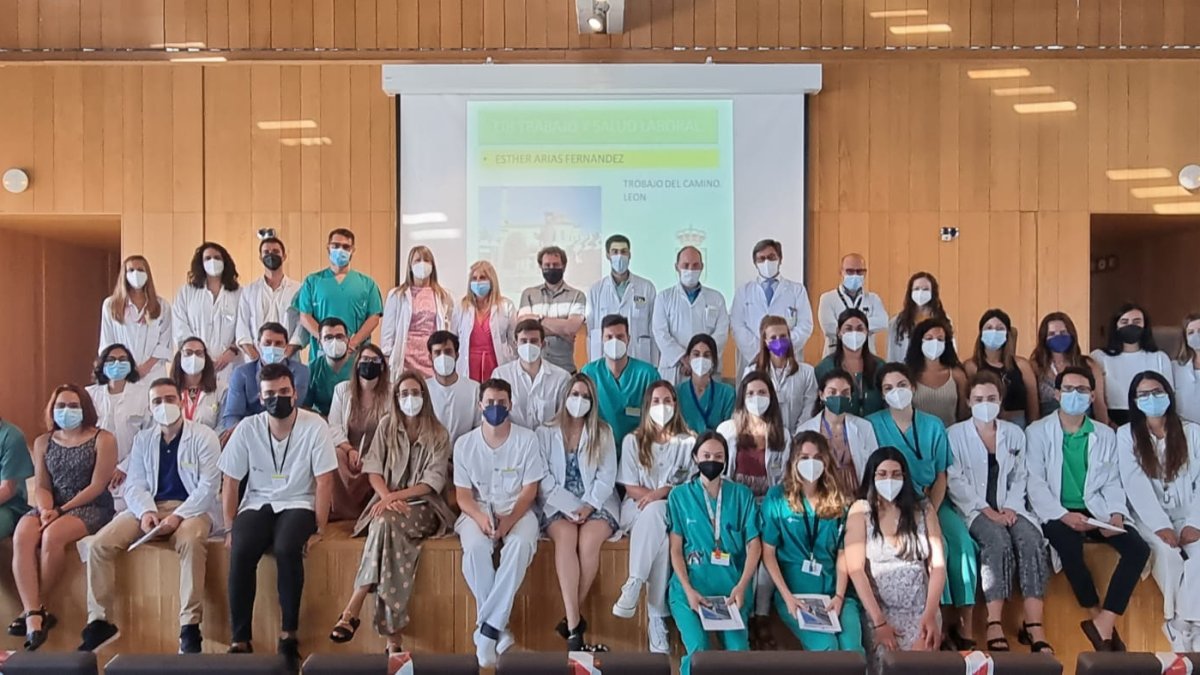 Los MIR del HUBU posan en su primer día en el centro hospitalario. ECB