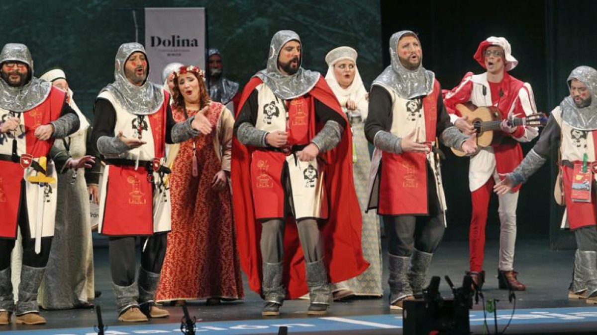 Los miembros de la chirigota burgalesa, durante su actuación el pasado lunes.-LOURDES DE VICENTE / DIARIO DE CÁDIZ