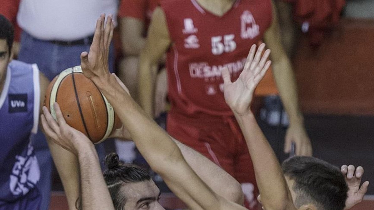 Dusan Juzbasic postea ante la defensa de un jugador de la UVa.-SANTI OTERO