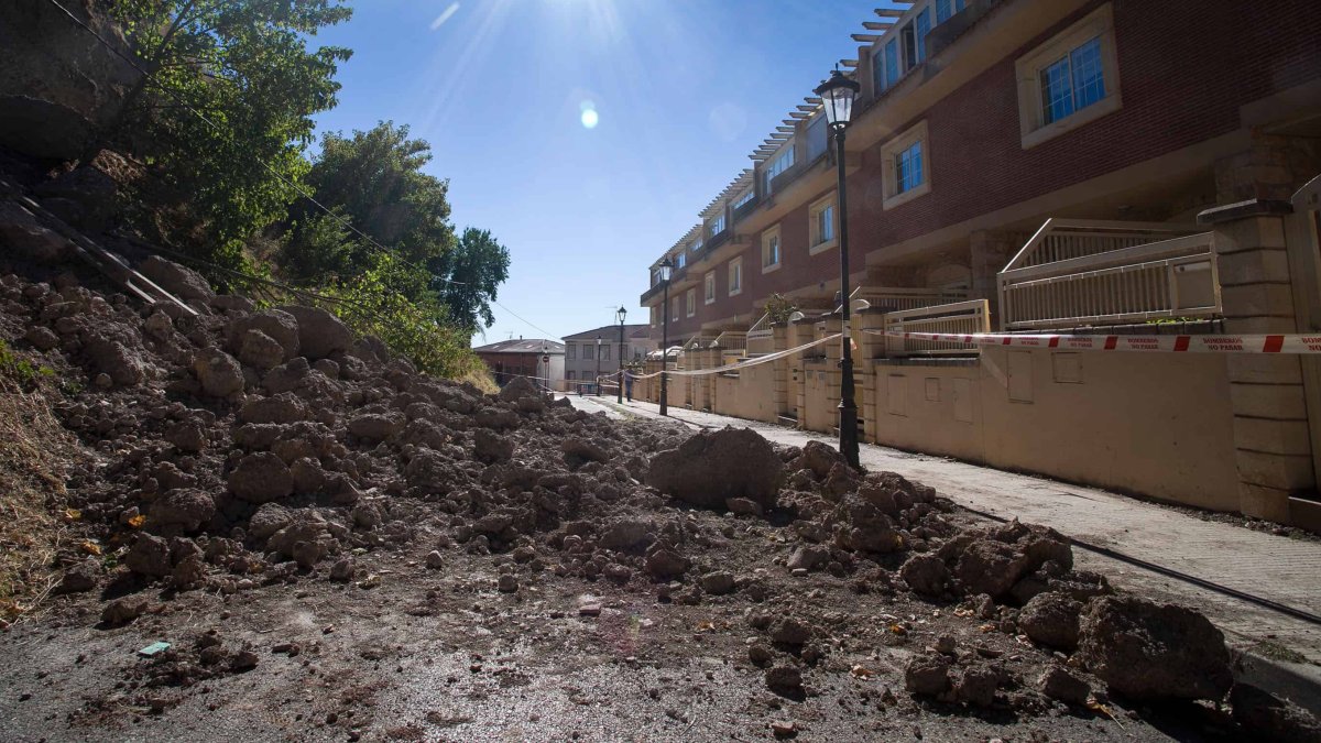 El desprendimiento de la calle Murallas el pasado viernes obligó a cortar la circulación. TOMÁS ALONSO