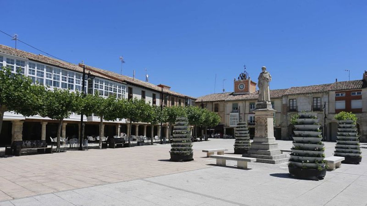 La plaza del pueblo, con sus típicos soportales, es el epicentro de la vida de los vecinos y punto de partida de las visitas turísticas. FOTOS: R. OCHOA