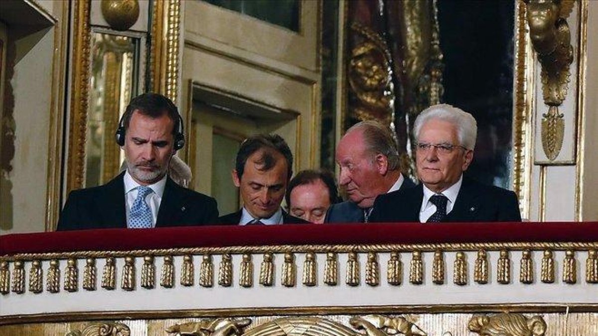 Felipe y Juan Carlos, con el presidente Mattarella.-EFE / J. P. GANDUL