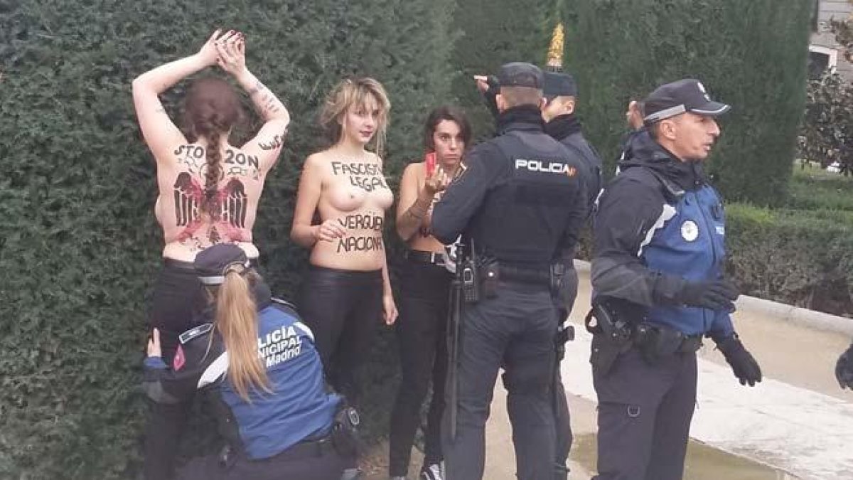 Protesta de las activistas de Femen en la plaza de Oriente de Madrid con motivo del 20N.-ROSA SÁNCHEZ