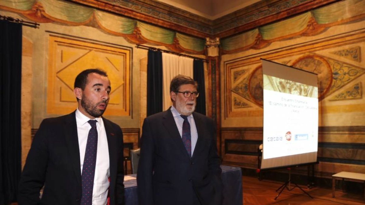 El presidente de Cecale, Santiago Aparicio, y el presidente de la Asociación de Jóvenes Empresarios de Castilla y León, Iván Ledesma (I), inauguran el encuentro empresarial 'El camino de la financiación: dificultades y retos'-Ical