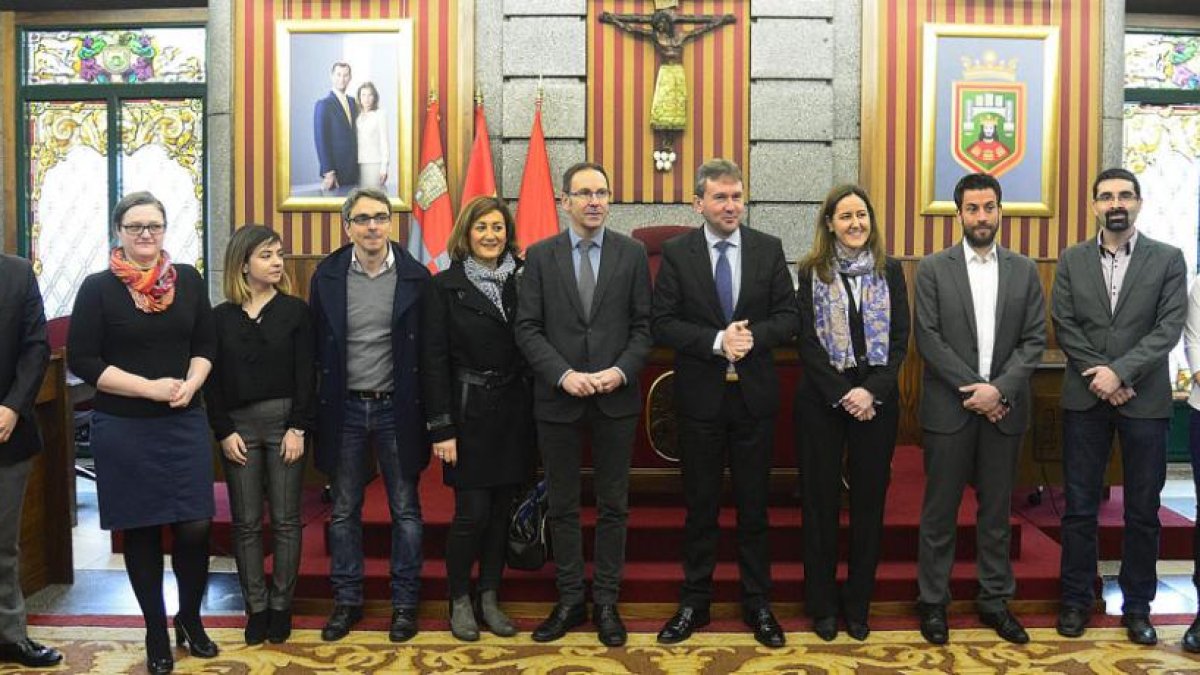 El alcalde con los participantes del proyecto del que forma parte España, Alemania, Grecia, Rumanía y Hungría.-ICAL