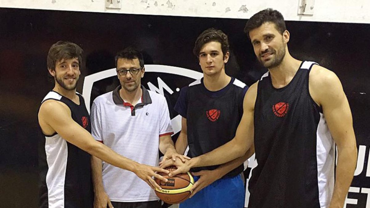 Vilanova (izquierda) y Coego (derecha) posan con la camiseta del Mollet.-TWITTER/@CBMOLLET