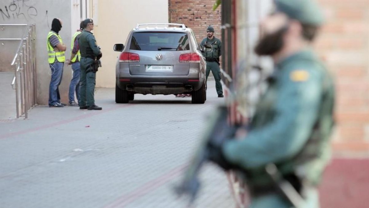 La Guardia Civil ha detenido a un marroqui de 24 años residente en Espana por colaborar con la celula yihadista responsable de los atentados terroristas cometidos en agosto en Barcelona y Cambrils-EFE / DOMENECH CASTELLO