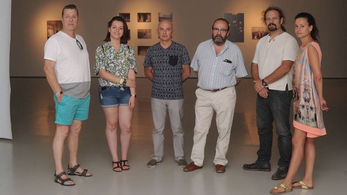 De i. a d., Javier Álvarez Cobb, Iris Justo, Víctor Ludeña, Julián Vega, Regue Fernández y Estela Rojo, en el CAB.-Israel L. Murillo