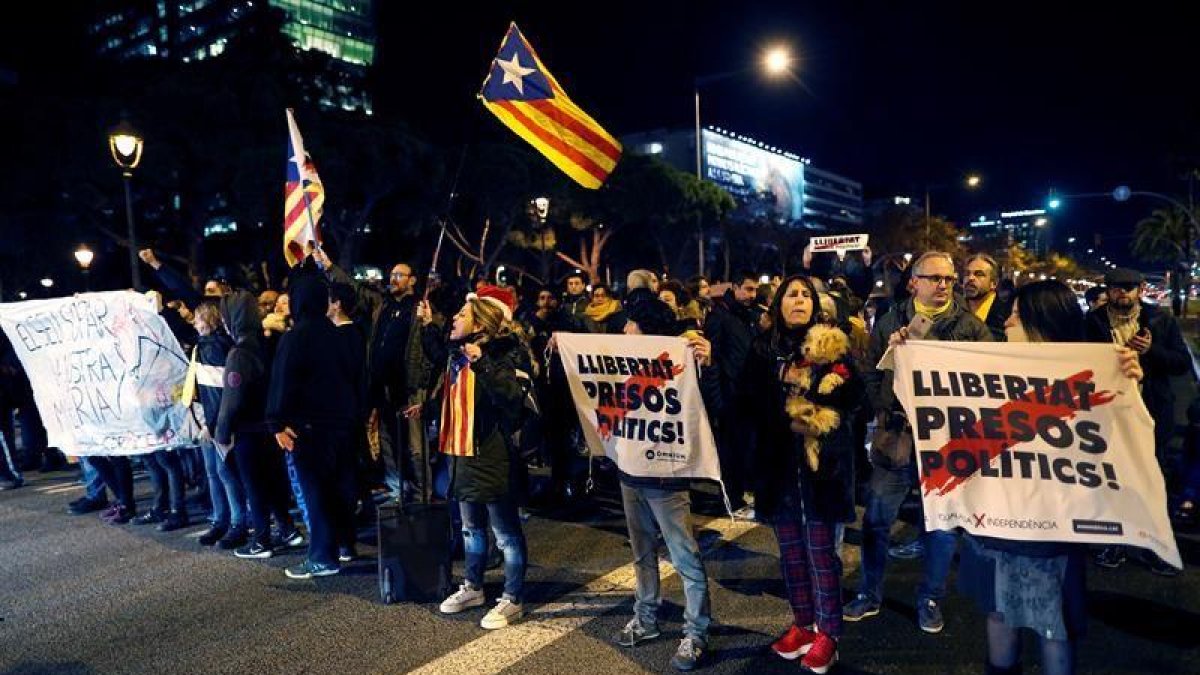 Varias decenas de personas protestan a las puertas del Sofía Hotel Barcelona donde se va a celebrar una cena con motivo del acto organizado por Fomet del Treball y al que asistirán el presidente del Gobierno, Pedro Sánchez, y el de la Generalitat, Torra.-EFE