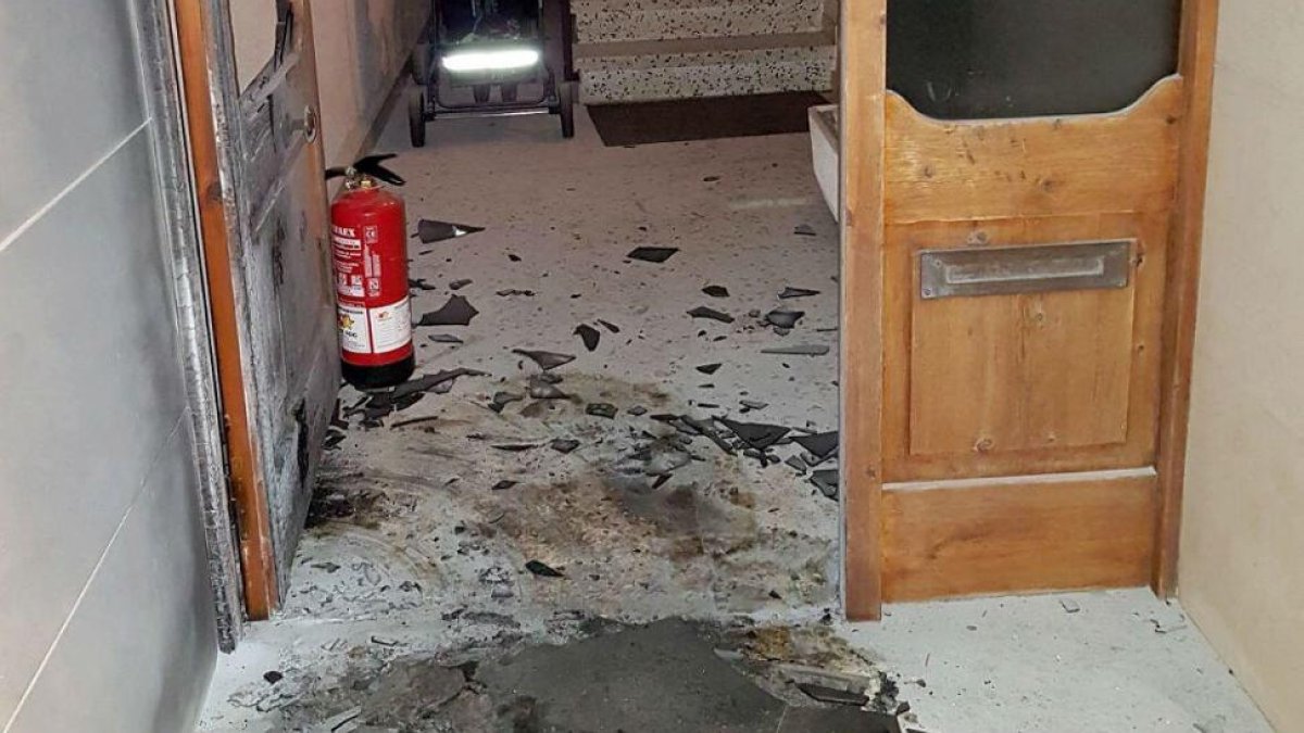 La quema de la bandera ha provocado un pequeño incendio en el bloque de pisos del número 1 de la calle del Nord de Balsareny.-EFE