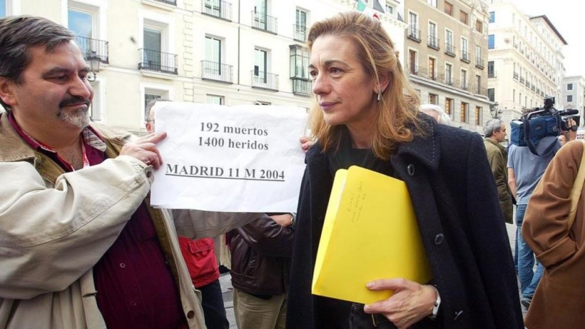 Pilar Manjón sale del Congreso tras su comparecencia en la comisión del 11-M, el 15 de diciembre del 2004.-JUAN MANUEL PRATS