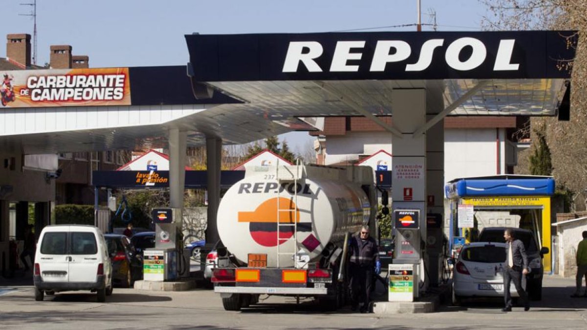 Una de las gasolineras de Repsol en Burgos.-SANTI OTERO