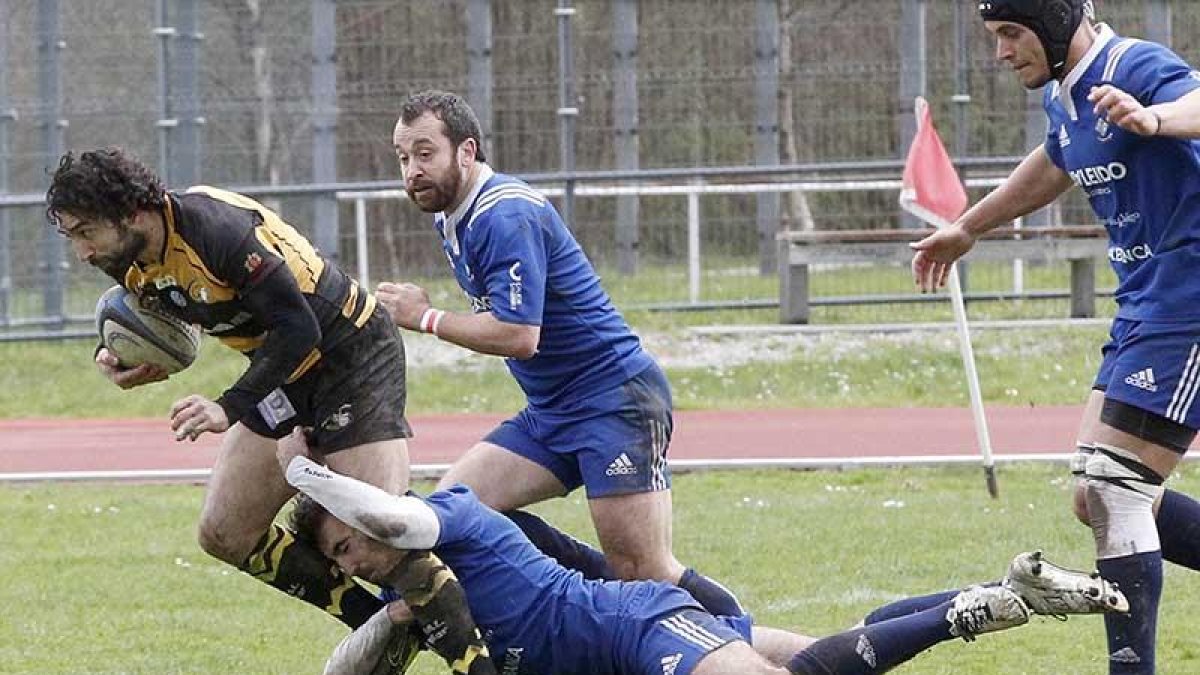 Juan Aristemuño insiste en su avance a pesar del plástico placaje de un jugador del Kaleido Vigo, ayer, en As Lagoas.-FARO DE VIGO