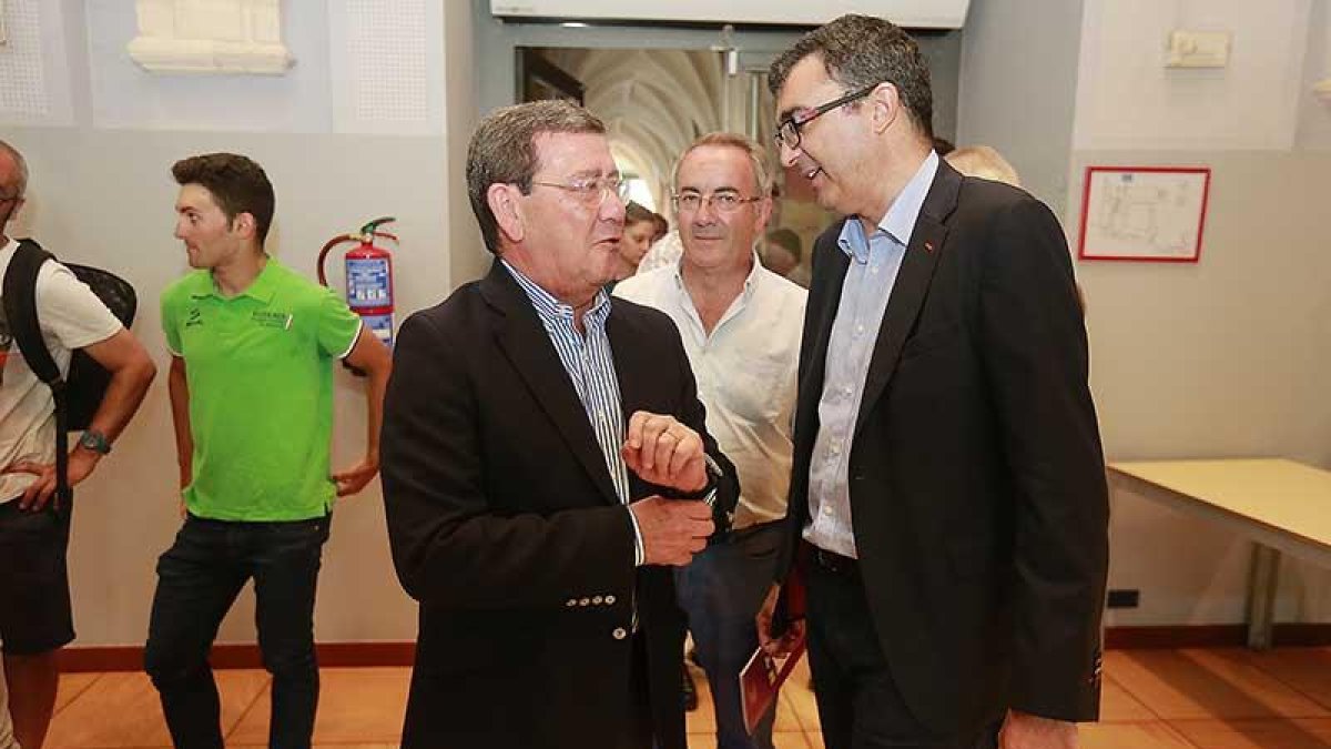 César Rico (Diputación) charla con el director de la Vuelta a España, Javier Guillén, en presencia de Ángel Carretón (IDJ).-RAÚL OCHOA