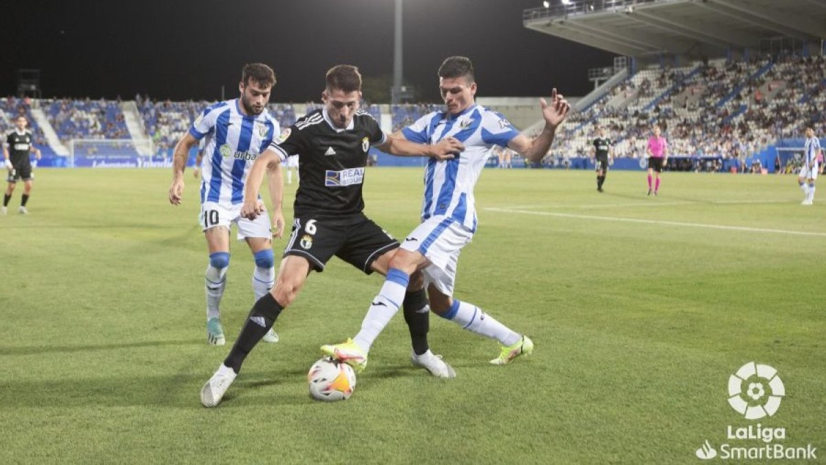 Raúl Navarro protege el balón. LALIGA