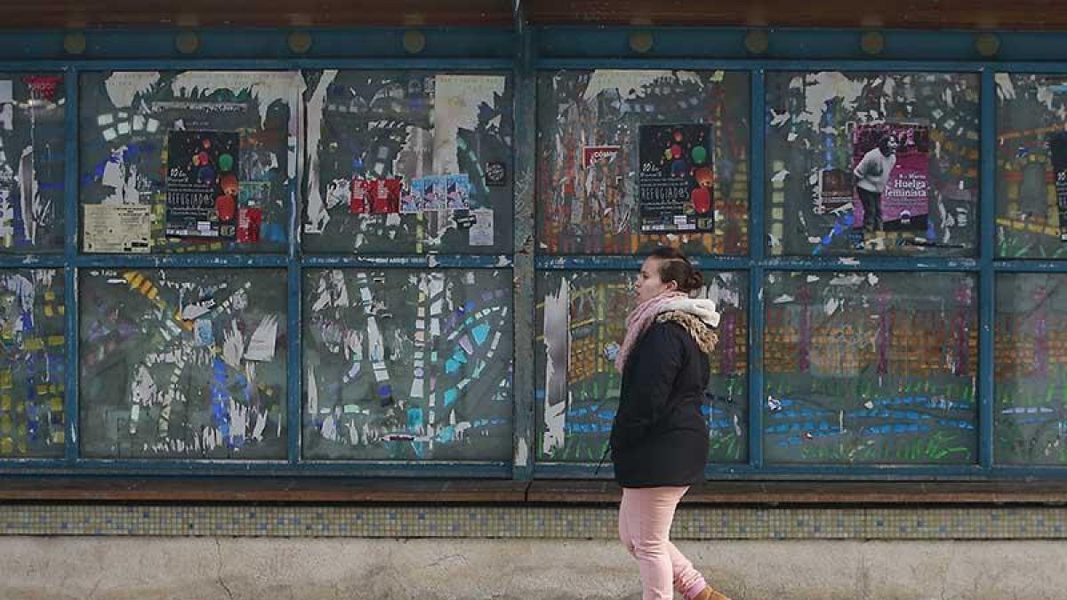 Estado actual del mosaico, obra de Luis Sáez, que adorna la marquesina de autobús de la avenida Arlanzón.-RAÚL G. OCHOA