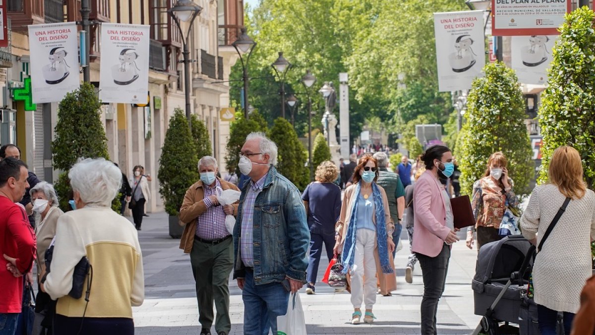 Gente caminando por la calle Santiago. -JUAN MIGUEL LOSTAU