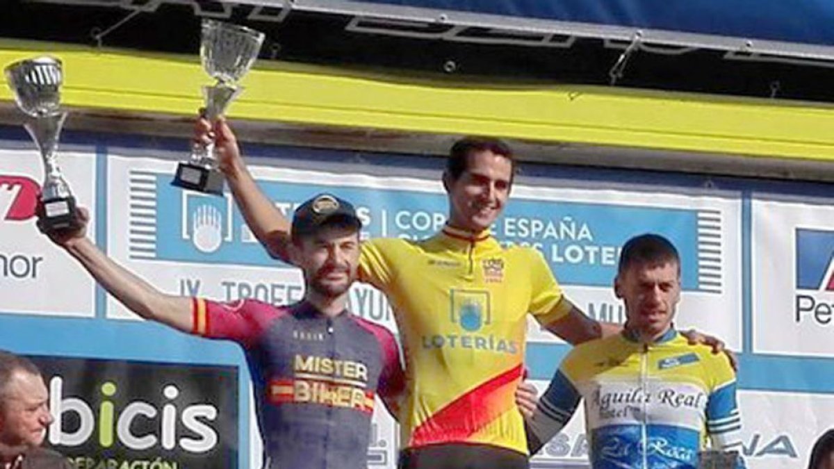Martín Mata con el maillot de líder en lo alto del podio.-