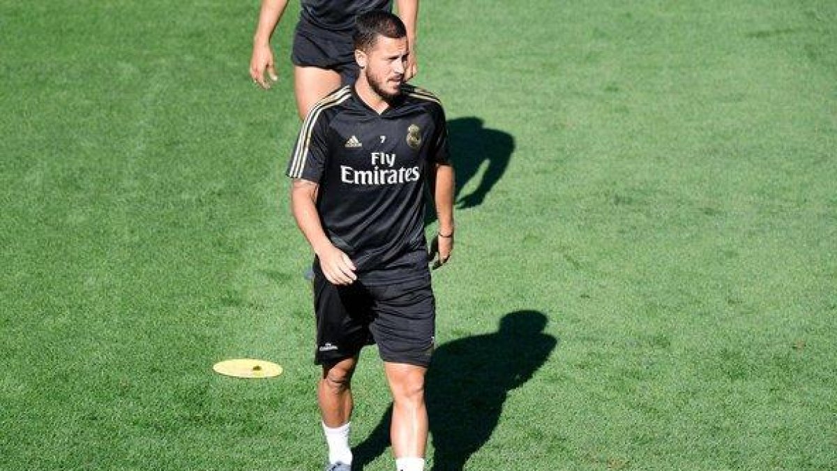 Eden Hazard durante el entrenamiento de este viernes con el Madrid en el que se ha lesionado.-AFP