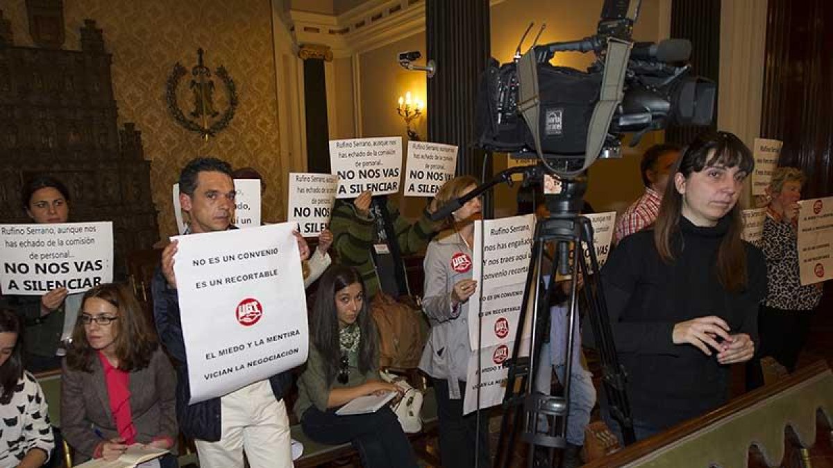 Protesta de los sindicatos con representación en la Diputación durante un pleno provincial.-ISRAEL L. MURILLO