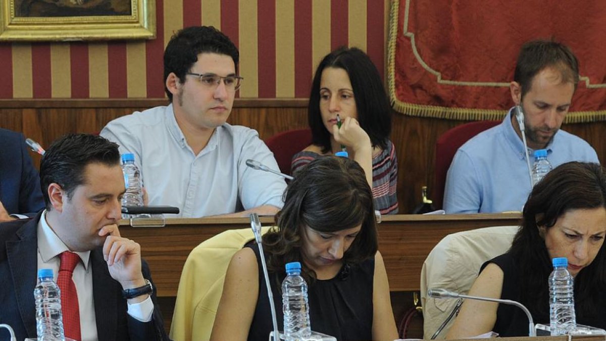 Los concejales socialistas y de Imagina Burgos durante un Pleno municipal.-ISRAEL L. MURILLO