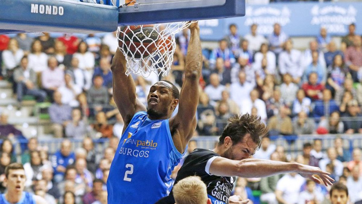 Sutton machaca el aro del Obradoiro ante Llovet, ayer.-SANTI OTERO