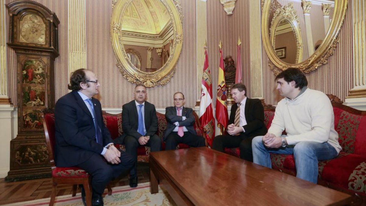 Representantes del Ayuntamiento, de la Federaciónde Castilla y León y del Burgos CF se reunieron ayer en Alcaldía.-RAÚL OCHOA