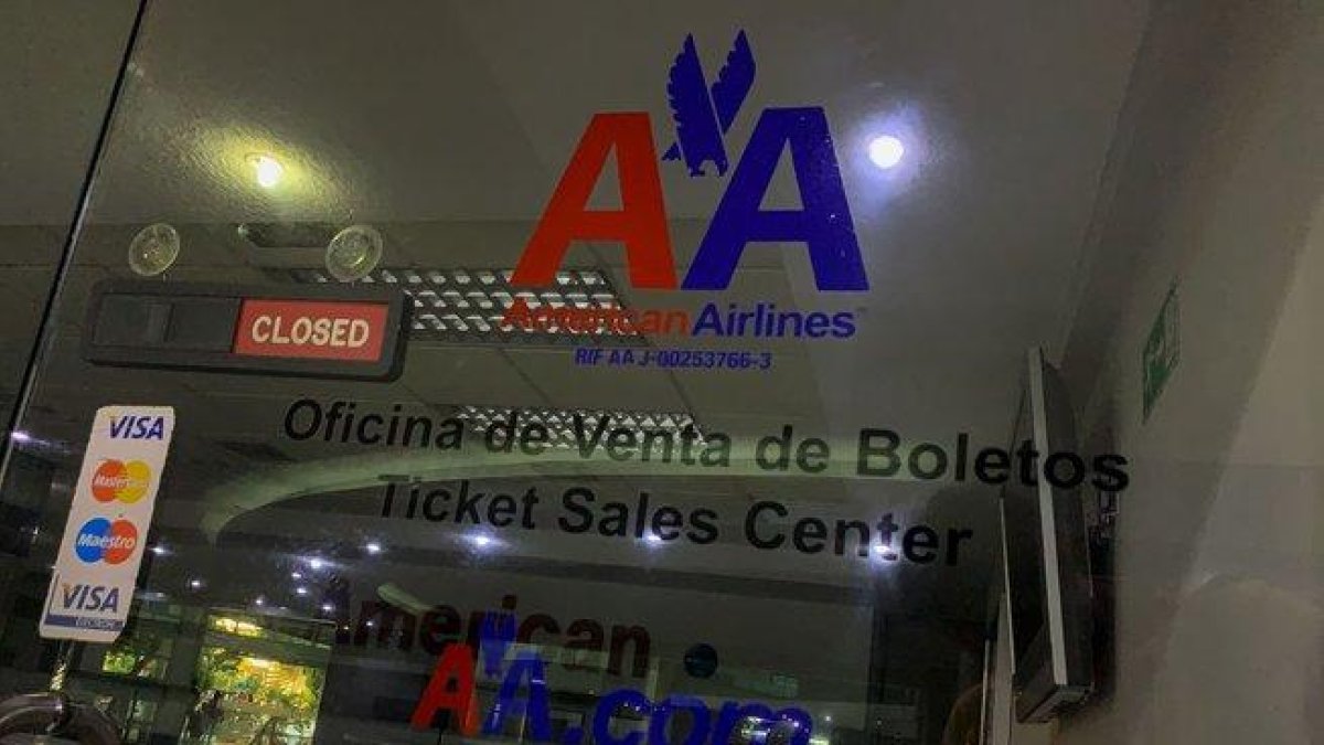 Oficinas de la aerolinea American Airlines en Caracas, tras la decisión de suspender los vuelos.-EFE