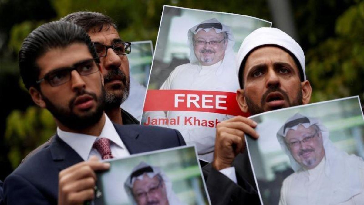 Activistas de derechos humanos y amigos del periodista desaparecido Jamal Jashoggi protestan frente al consulado de Arabia Saudí en Estambul.-REUTERS / MURAD SEZER