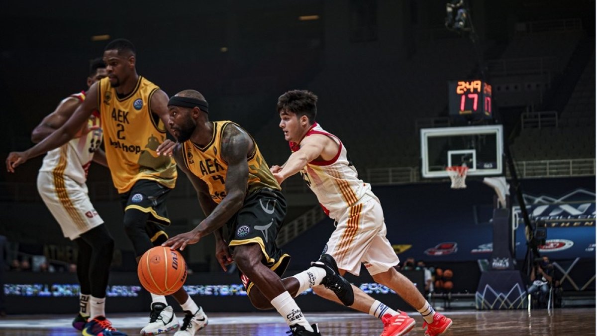 Rice inicia la penetración durante la semifinal contra el Zaragoza. FIBA