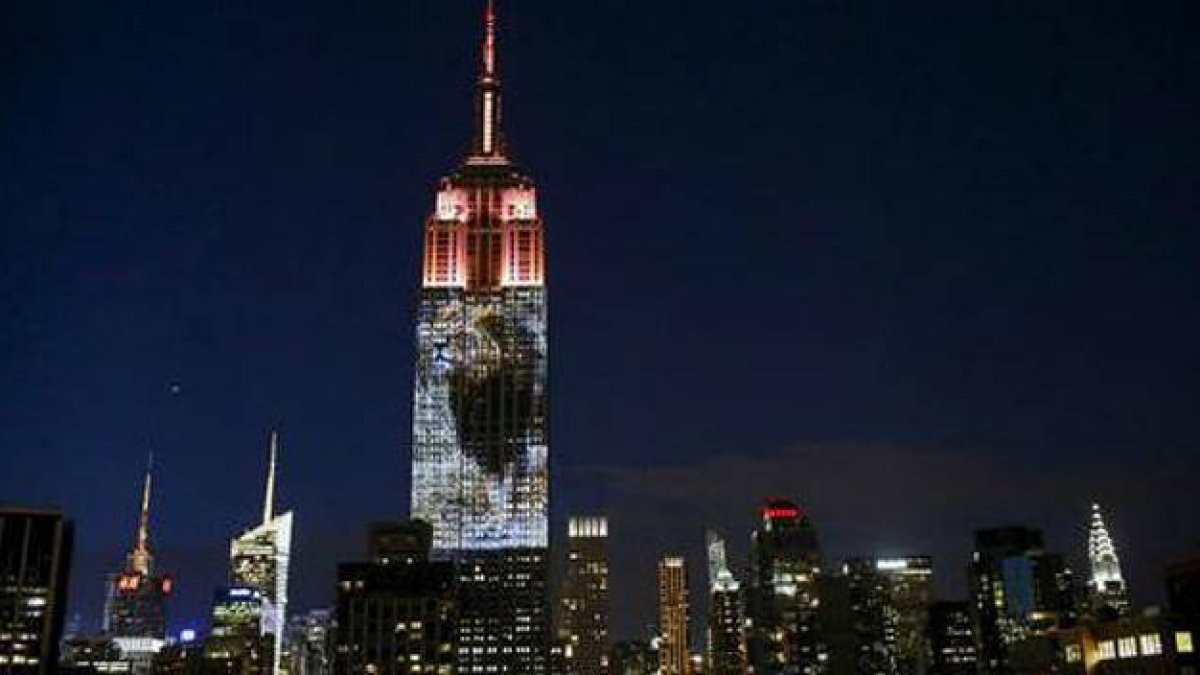 El león Cecil también fue proyectado en el Empire State durante la noche.-Foto: EDUARDO MUÑOZ / REUTERS