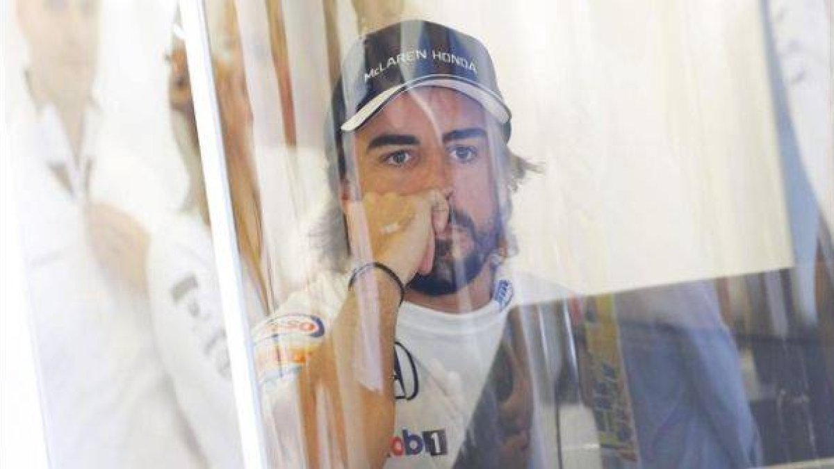 Fernando Alonso, en el box de McLaren en el circuito de Silverstone.-Foto: EFE / VALDRIN XHEMAJ