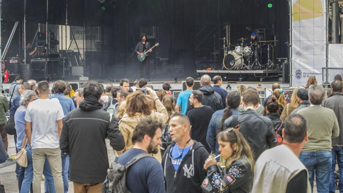 Primal Core abrió el cartel a mediodía en el escenario San Miguel de la plaza mayor .-ISRAEL L. MURILLO