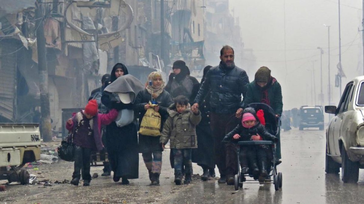Una familia siria, en las calles de Alepo, la pasada semana.-AFP / STRINGER