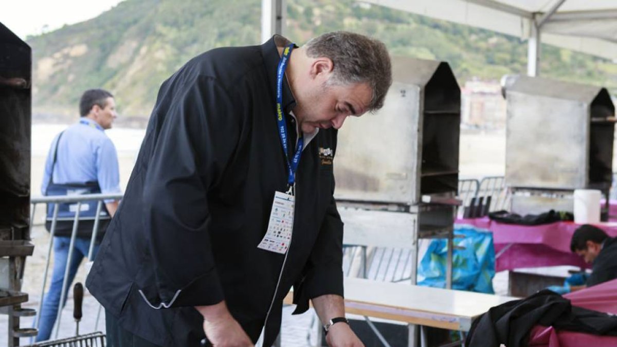 González prepara la carne en el concurso de parrilla celebrado en San Sebastián.-DIEGO PELÁEZ
