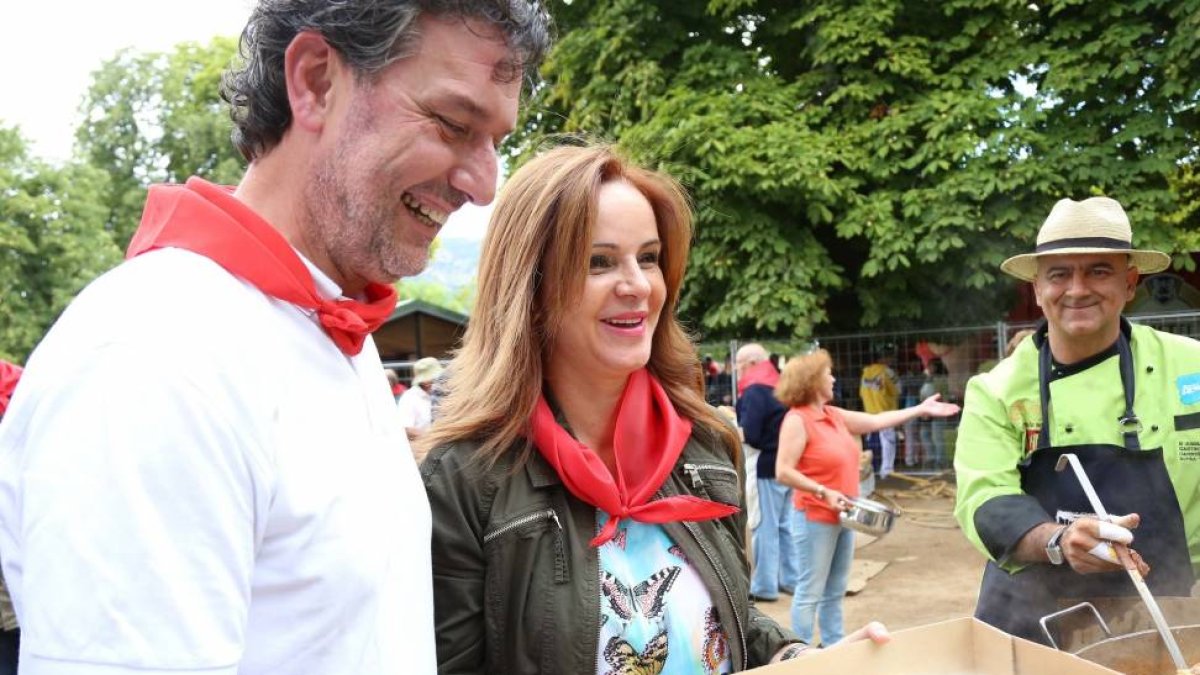 Celebración de la 'Gran Judiada' con motivo de las fiestas de San Luis del Real Sitio de San Ildefonso 2015. En la imagen, la presidenta de las Cortes, Silvia Clemente, junto con el alcalde del Real Sitio de San Ildefonso, José Luís Vázquez-Ical