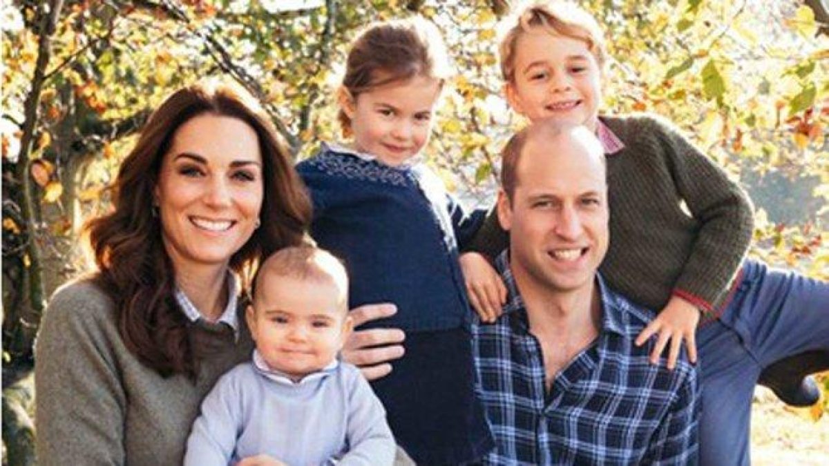 Los duques de Cambridge con sus hijos, Jorge, Carlota y Luis.-KENSINGTON PALACE