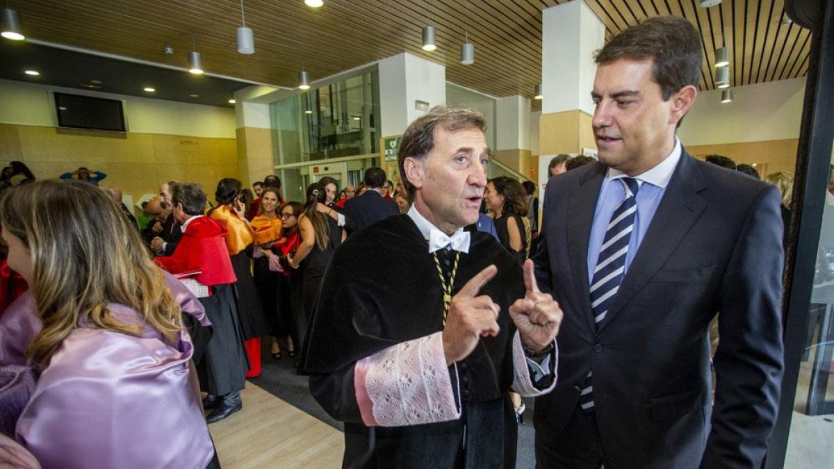 Gómez e Ibáñez instantes previos al acto de apertura del nuevo curso académico.-SANTI OTERO