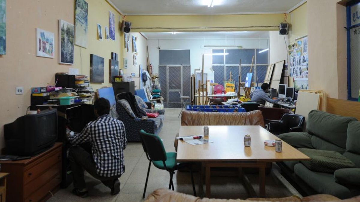 Imagen de archivo de un local acondicionado por un grupo de jóvenes para reunirse en sus horas de ocio.-ISRAEL L. MURILLO