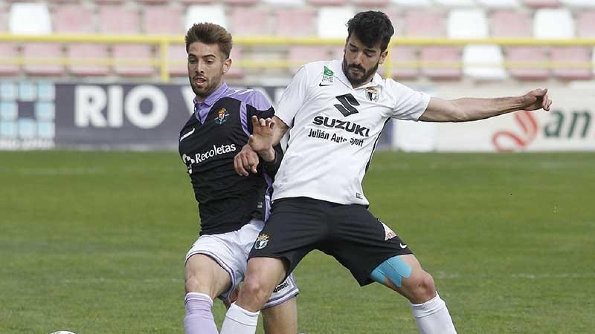 Chevi pugna por un balón en un partido de su primera etapa en el Burgos.-SANTI OTERO